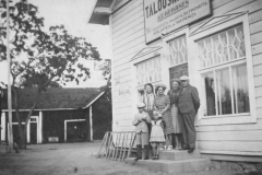 Kylä-Poltin kauppias Heinonen perheineen